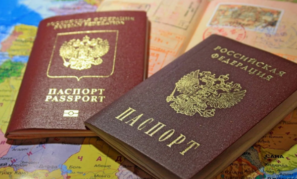 Россияне с ограничениями на выезд за рубеж должны будут с 11 декабря сдавать загранпаспорта в МВД