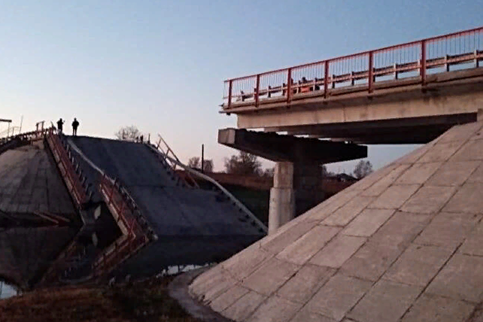 Автомобильный мост через реку Карасук обрушился в Новосибирской области