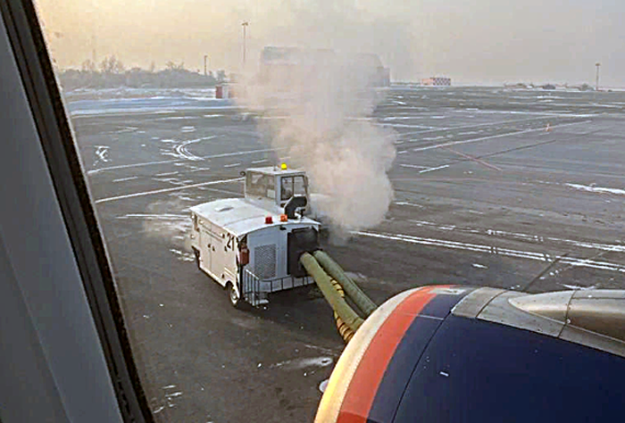В аэропорту Абакана из-за аномальных холодов «замерз» самолет Аэрофлота