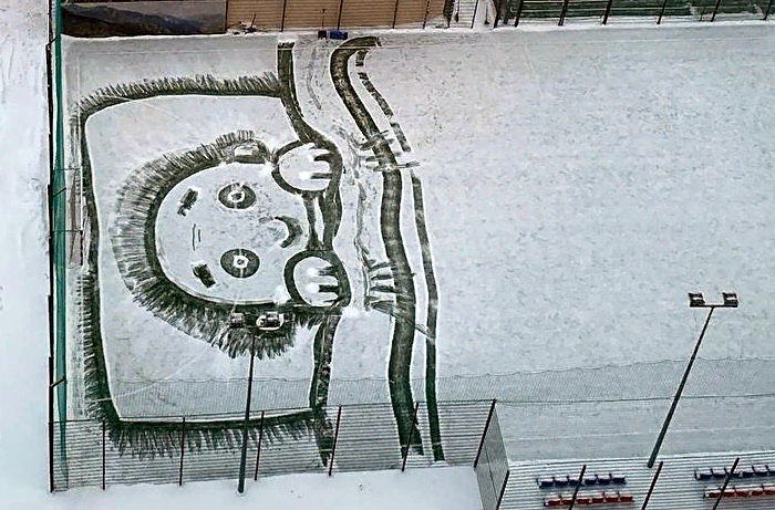 Картины на снегу рисует дворник в Нижнем Новгороде метлой и лопатой