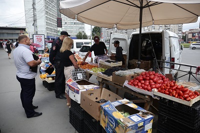 За пять дней с улиц Новосибирска изъято более 1,5 тонны фруктов и овощей