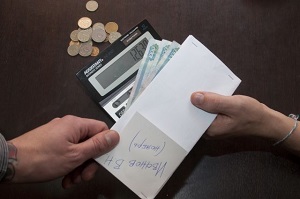 Семь миллиардов рублей новосибирские работодатели каждый месяц платят “в конвертах” 