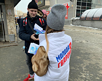 Двадцать тысяч медицинских масок раздали в Новосибирске молодогвардейцы «Единой России»