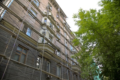 В Ленинском районе Новосибирска обновляют фасад 68-летнего дома