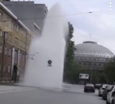 В центре Новосибирска крупная коммунальная авария. Огромная струя воды пробила асфальт и «украсила» вид на НОВАТ