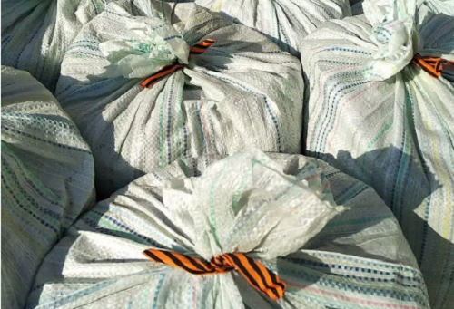 Мешки с мусором перевязали георгиевской лентой и выбросили на помойку рабочие на Алтае