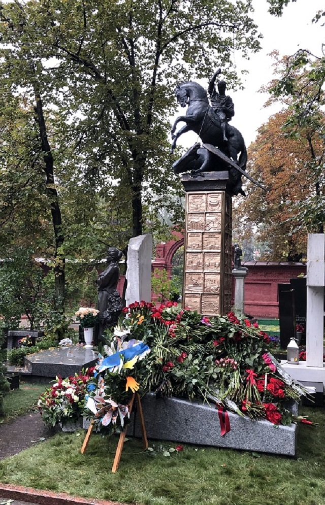 Памятник Юрию Лужкову появился на Новодевичьем кладбище