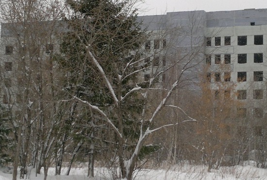 В Новосибирске школьница на территории 25-й медсанчасти упала в шахту лифта. Прокуратура взяла дело на контроль
