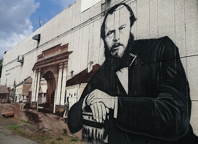 Достоевский в «Квадрате» — масштабное граффити с великим русским писателем появилось в Омске