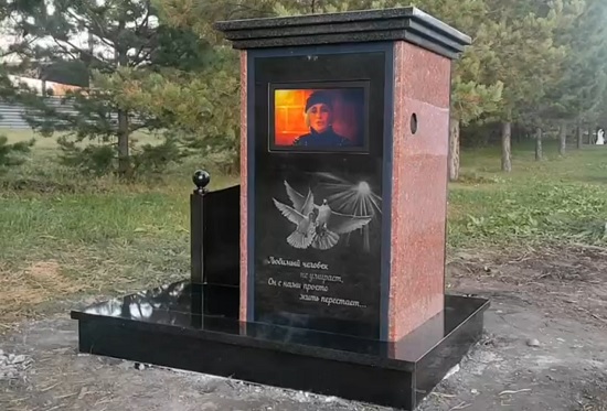 Надгробие с телевизором установили в Новосибирском крематории