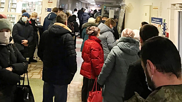 Очередь из сотен пациентов собралась в новосибирской поликлинике