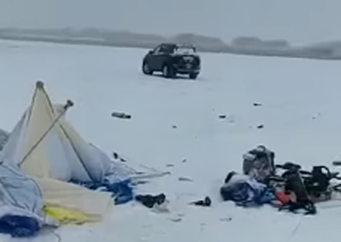 Палатку с рыбаками раздавила иномарка на озере Чаны под Новосибирском