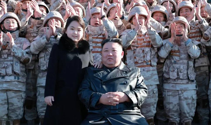 Фотографии Ким Чен Ына с дочерью на фоне баллистической ракеты появились в Сети