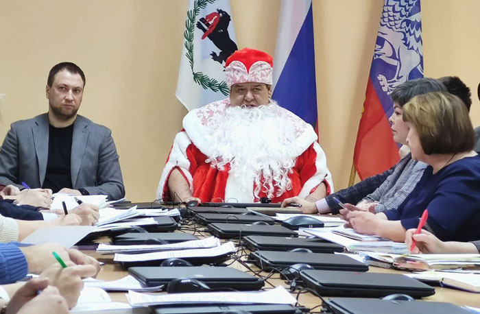 Мэр Саянска провел итоговое совещание года в костюме Деда Мороза