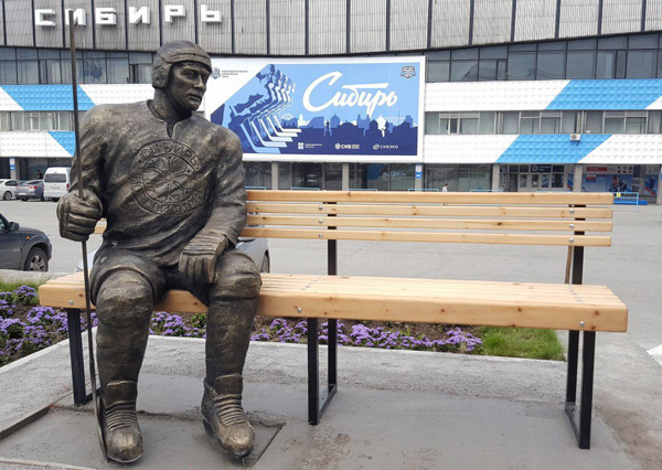 Памятник хоккеисту установили в Новосибирске