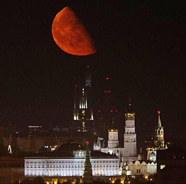 В небе над Москвой повисла кроваво-красная Луна