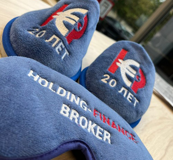 «Амадей Принт» изготовил к 20-летию «Holding-Finance Broker» брендированные тапочки и ночные повязки с вышивкой