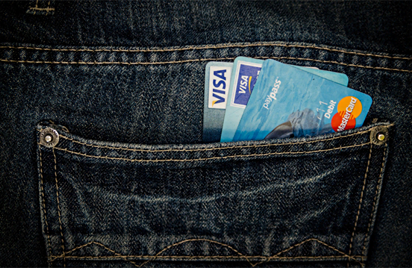 Банки продолжают продлевать срок действия просроченных карт Visa и Mastercard