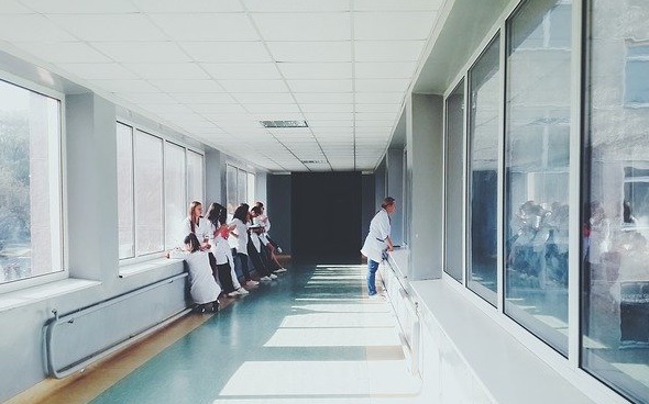 Поликлиники в Красноярске останавливают плановый прием пациентов