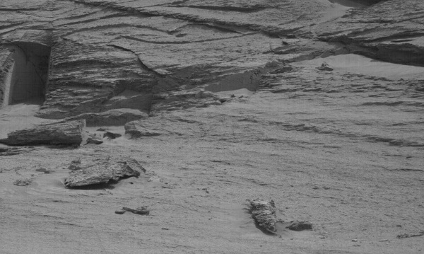 Дверь на Марсе сфотографировал марсоход