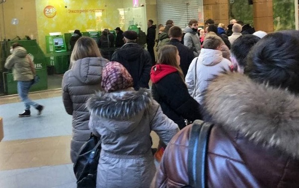 Жители Новосибирска выстраиваются в очереди у банкоматов и снимают всю наличку