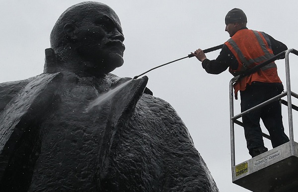 Памятник Ленину помыли с шампунем в Новосибирске