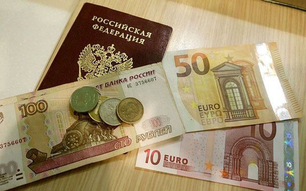 Российским банкам разрешили продавать гражданам наличную валюту