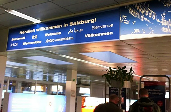 Над какой шуткой смеются туристы в аэропорту австрийского города Зальцбург