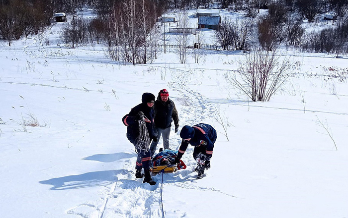 Обмороженного лыжника достали в Новосибирске из оврага