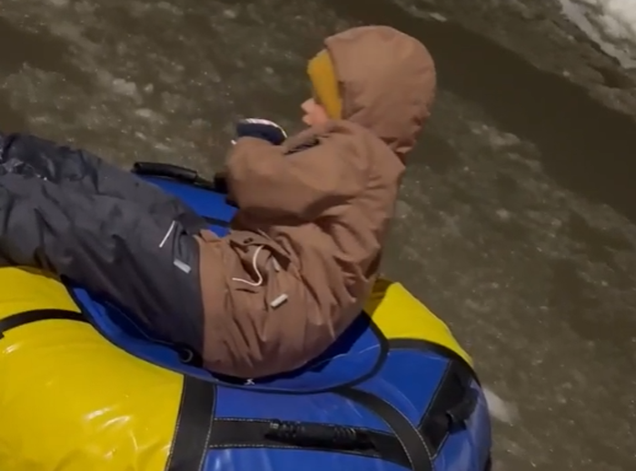 Под Новосибирском ребенок уплыл в детский сад на ватрушке и с лопатой