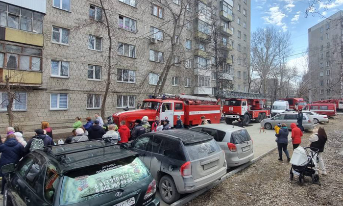 Из горящего дома в Новосибирске пожарные спасли 18 человек