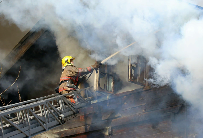 С начала 2023 года на пожарах в Новосибирске погибли 25 человек