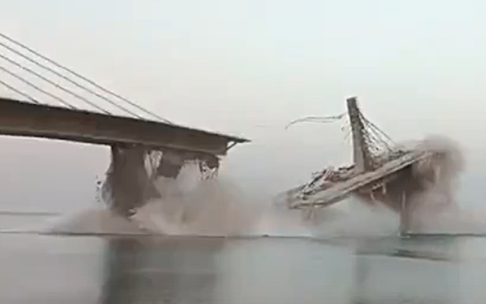 В Индии рухнул огромный четырехполосный мост через реку Ганг