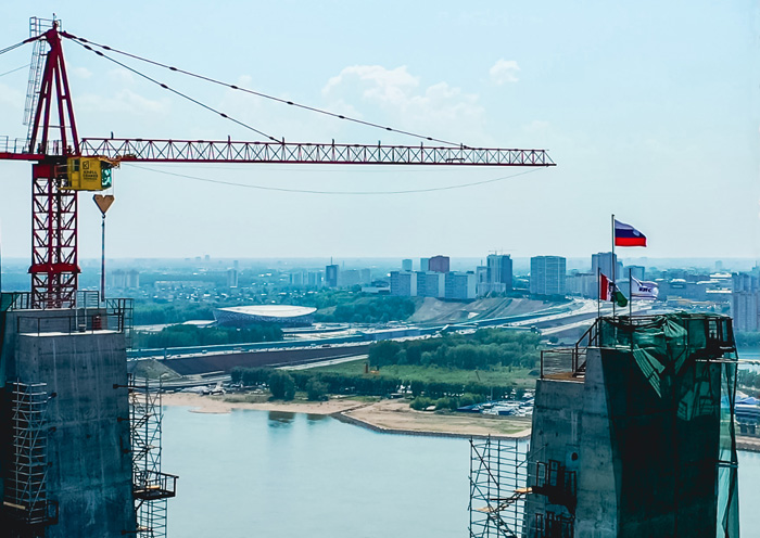 В Новосибирске на высоте 114 метров установили самый высокий флаг России