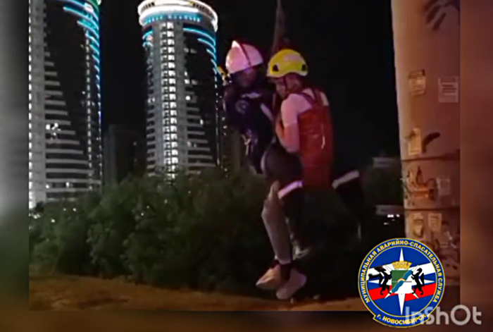 В Новосибирске спасатели сняли с рекламного щита мужчину – видео