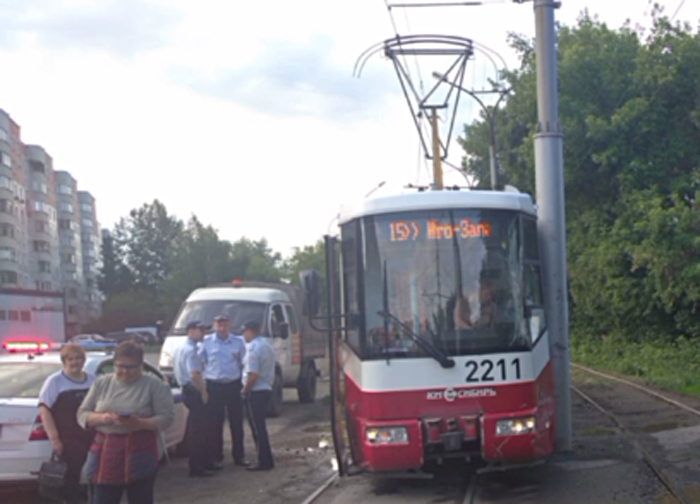 В Новосибирске трамвай № 15 сошел с рельс – водитель получила травмы