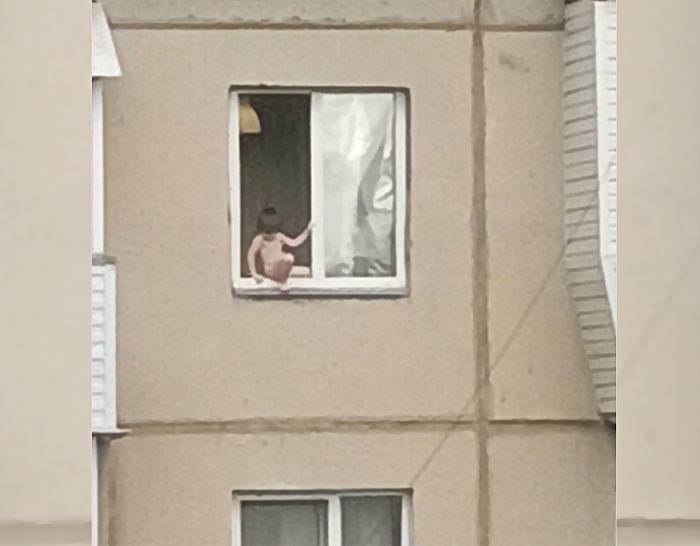 Сидящий в открытом окне голый ребенок напугал жителей города Обь
