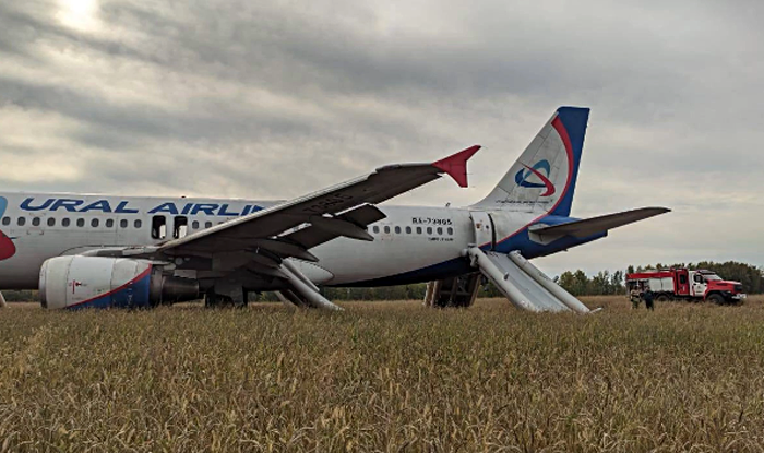 Самолет «Уральских авиалиний» экстренно сел под Новосибирском – видео авиапроисшествия