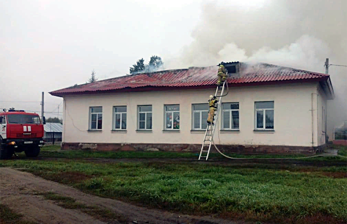 Здание сельской администрации сгорело в деревне Шибково Новосибирской области