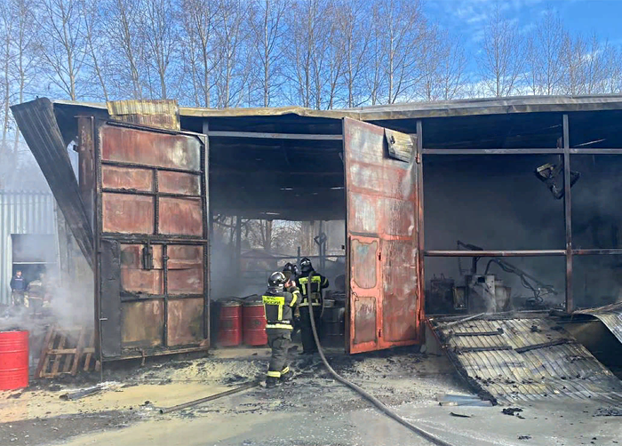 В Новосибирской области произошел крупный пожар на промышленном складе в Оби