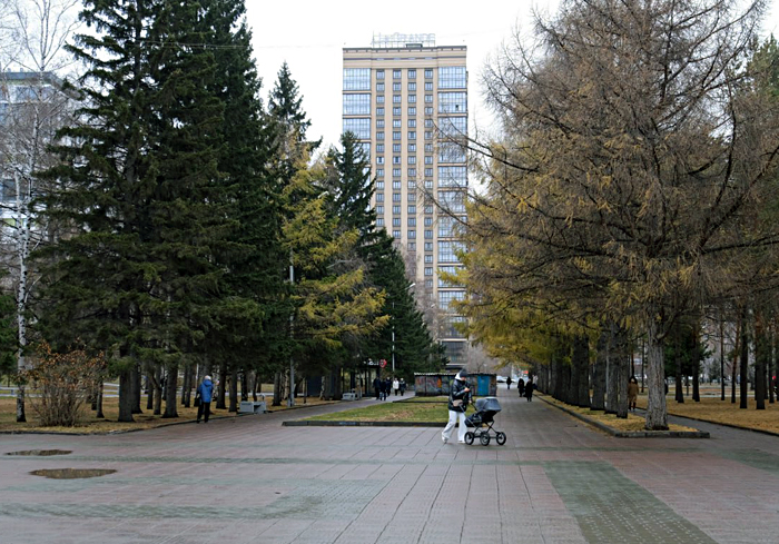 В Новосибирске завершили благоустройство площади перед Нарымским сквером