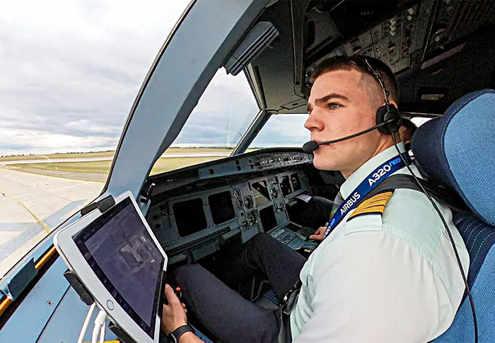 Как работает пилот – про безопасность полетов рассказал сотрудник авиакомпании