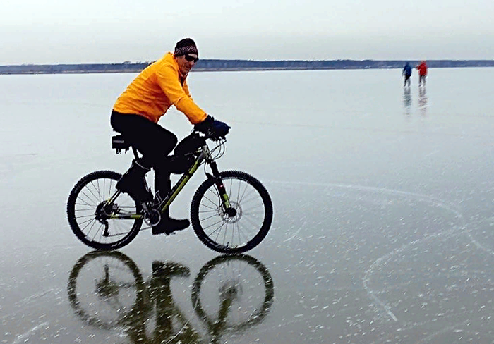 Новосибирцы прокатились по первому льду Обского моря на велосипедах и коньках