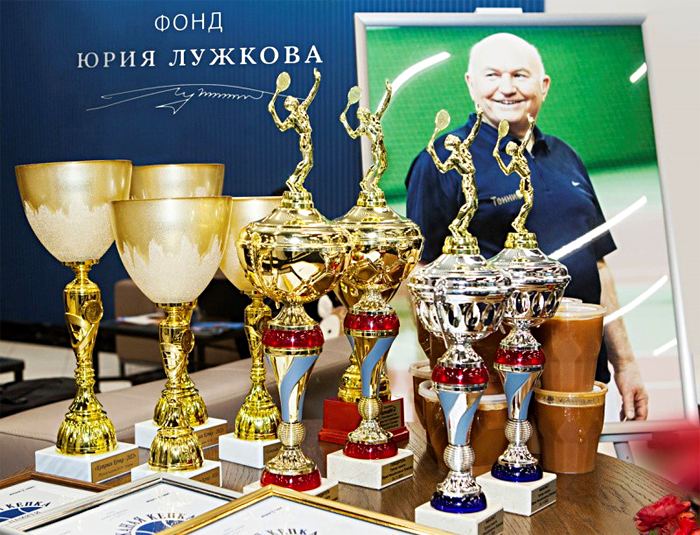 Именитые спортсмены и соратники Юрия Лужкова выступят на теннисном турнире «Кожаная Кепка»