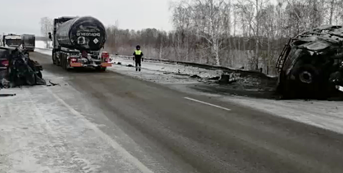 Четыре человека погибли в аварии со скорой помощью в Новосибирской области – «скорая» сгорела. Видео