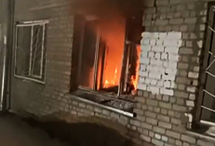 Два новосибирца попали в реанимацию из-за пожара в общежитии на КСМ – видео