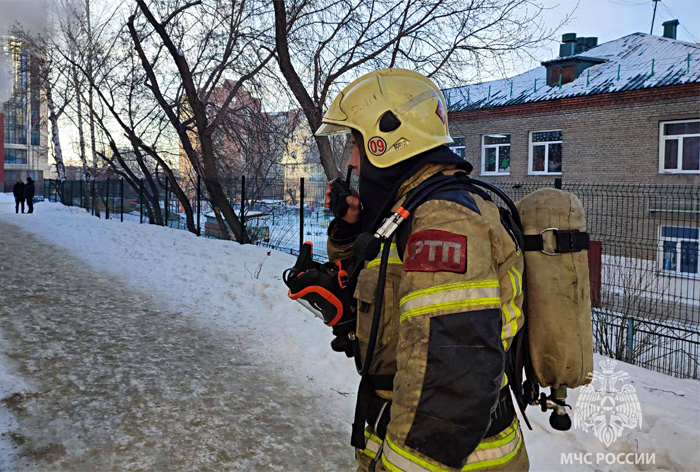 Около 800 человек эвакуировали из горящей гимназии в Новосибирске