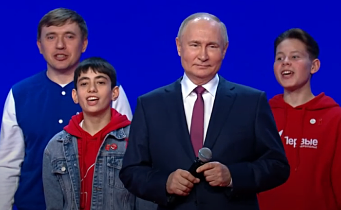 Владимир Путин исполнил гимн России на съезде молодежи «Движение первых»