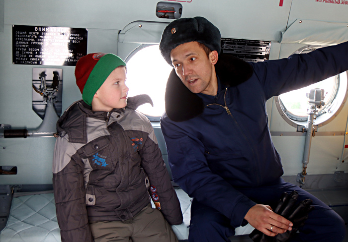 Военные летчики в Новосибирске исполнили мечту семилетнего мальчика