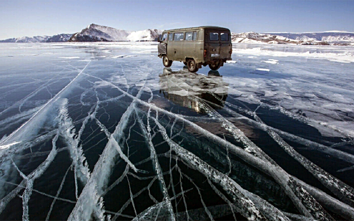 На Байкале открыли ледовую дорогу на популярный у туристов остров Ольхон
